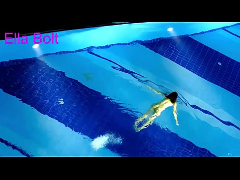 ❤️ मी पाहणे थांबवू शकत नाही, तरुण गोरा ELLA BOLT रिसॉर्ट पूलमध्ये नग्न पोहताना पकडला गेला ❤️  लिंग  ﹏